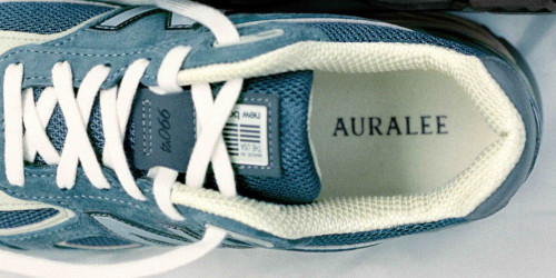 AURALEE × New Balance Made in USA 990v4 の国内リリース情報が発表