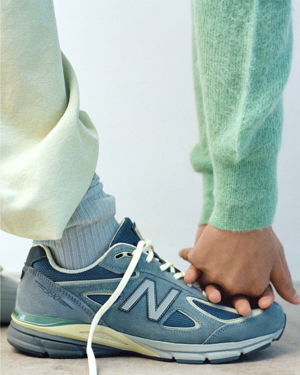 AURALEE × New Balance Made in USA 990v4 の国内リリース情報が発表