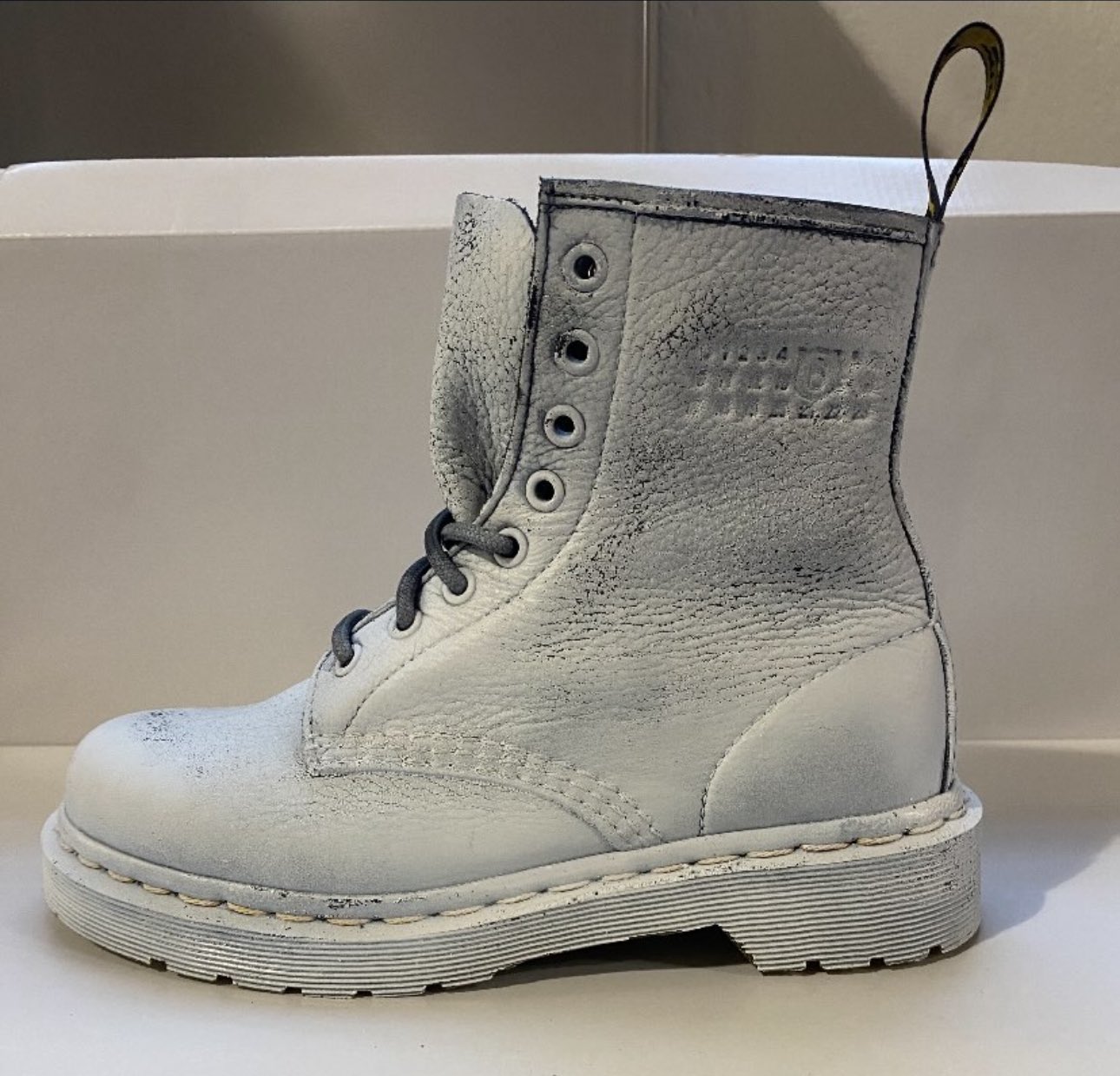 MM6 Maison Margiela × Dr.Martens のコラボシューズが公開