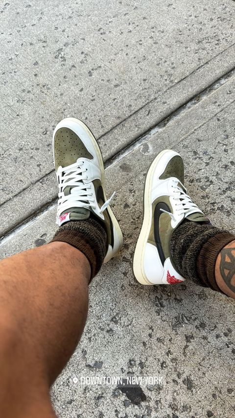 DJ Chase B が Travis Scott × NIKE AIR JORDAN 1 LOW “OLIVE” をプレビュー