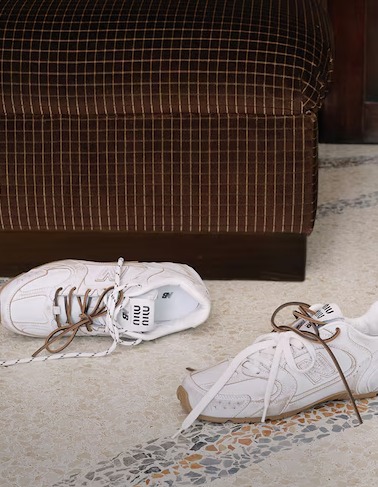 MIU MIU × New Balance による新作コラボ 530 SL が発売