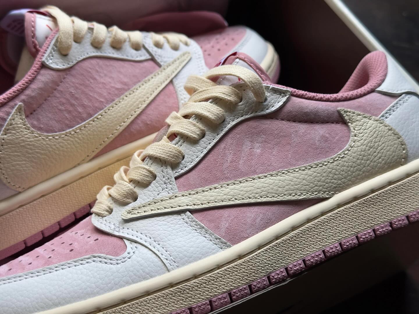 Travis Scott x NIKE AIR JORDAN 1 LOW “Shy Pink” 