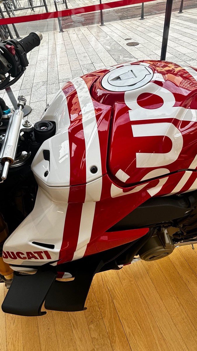 Supreme × DUCATI の実物画像が公開