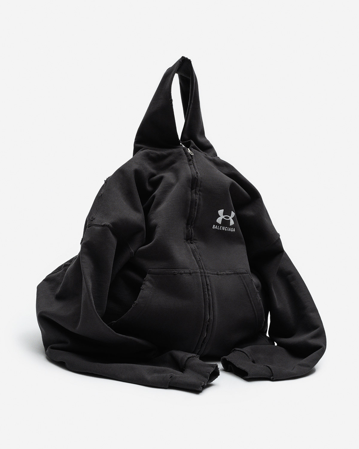 Balenciaga × UNDER ARMOUR が発売