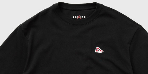 NIKE より AIR JORDAN 1 "CHICAGO" の刺繍パッチをあしらった新作Tシャツが発売