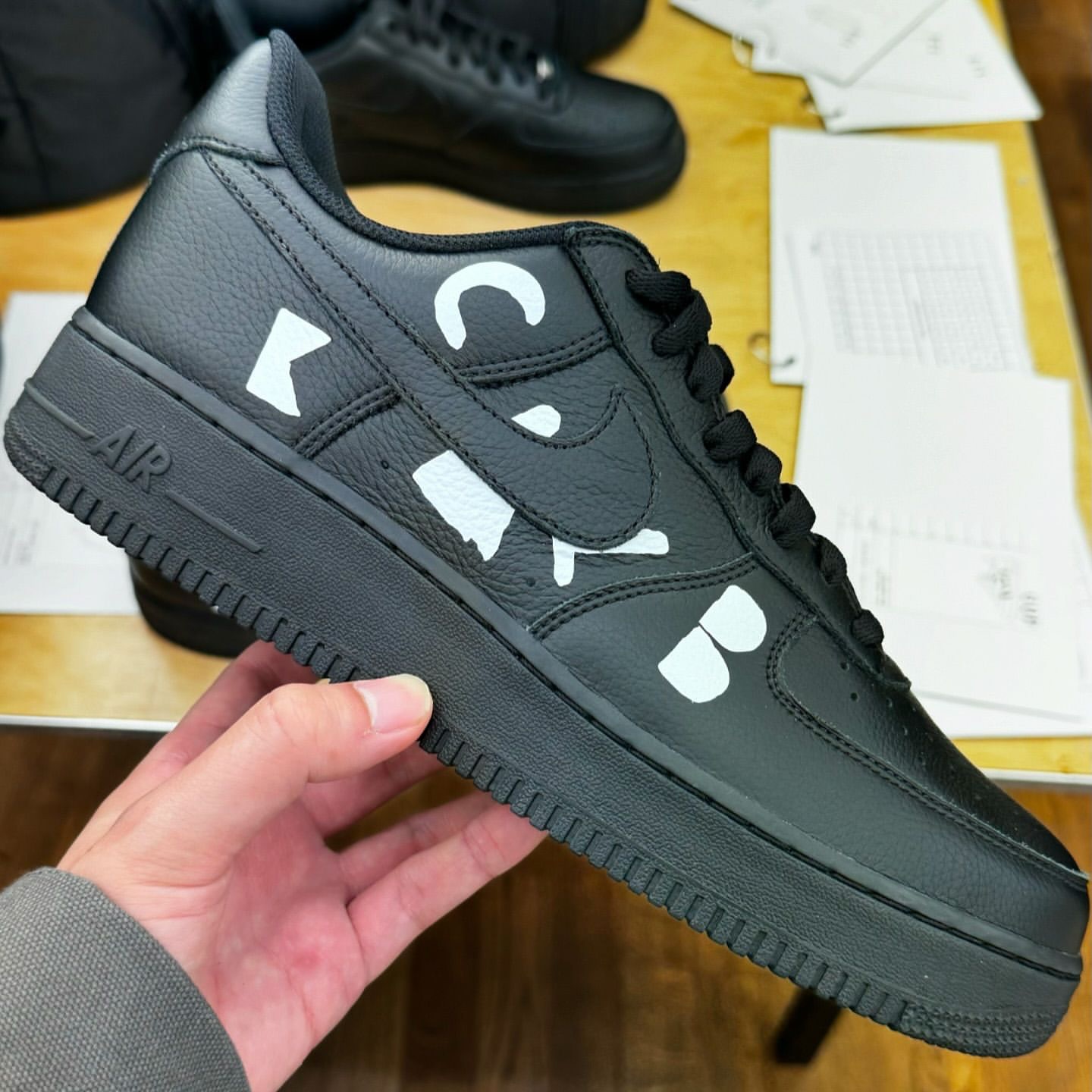 BLACK COMME des GARÇONS × NIKE AIR FORCE 1 LOW が2025年に発売予定