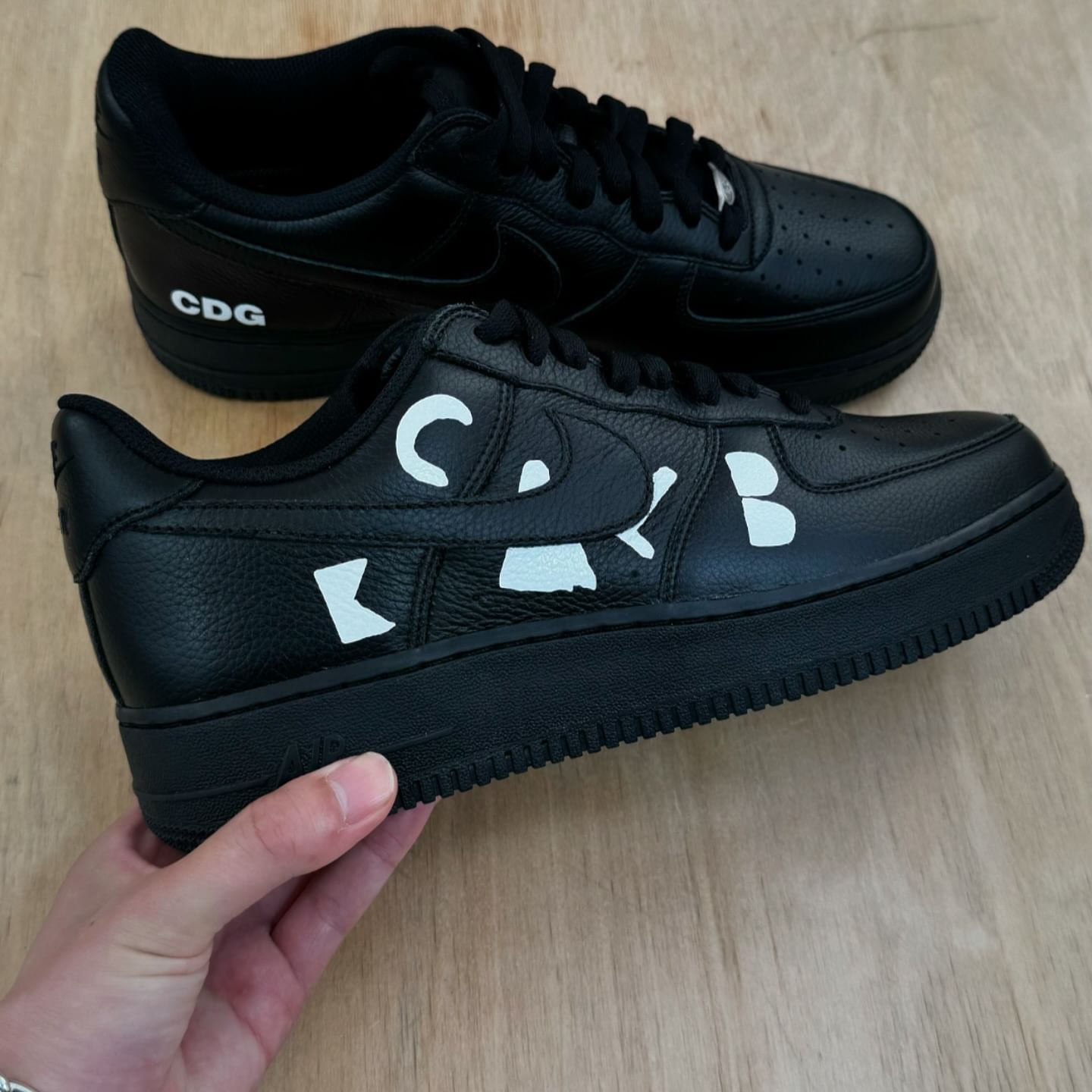 BLACK COMME des GARÇONS × NIKE AIR FORCE 1 LOW が2025年に発売予定