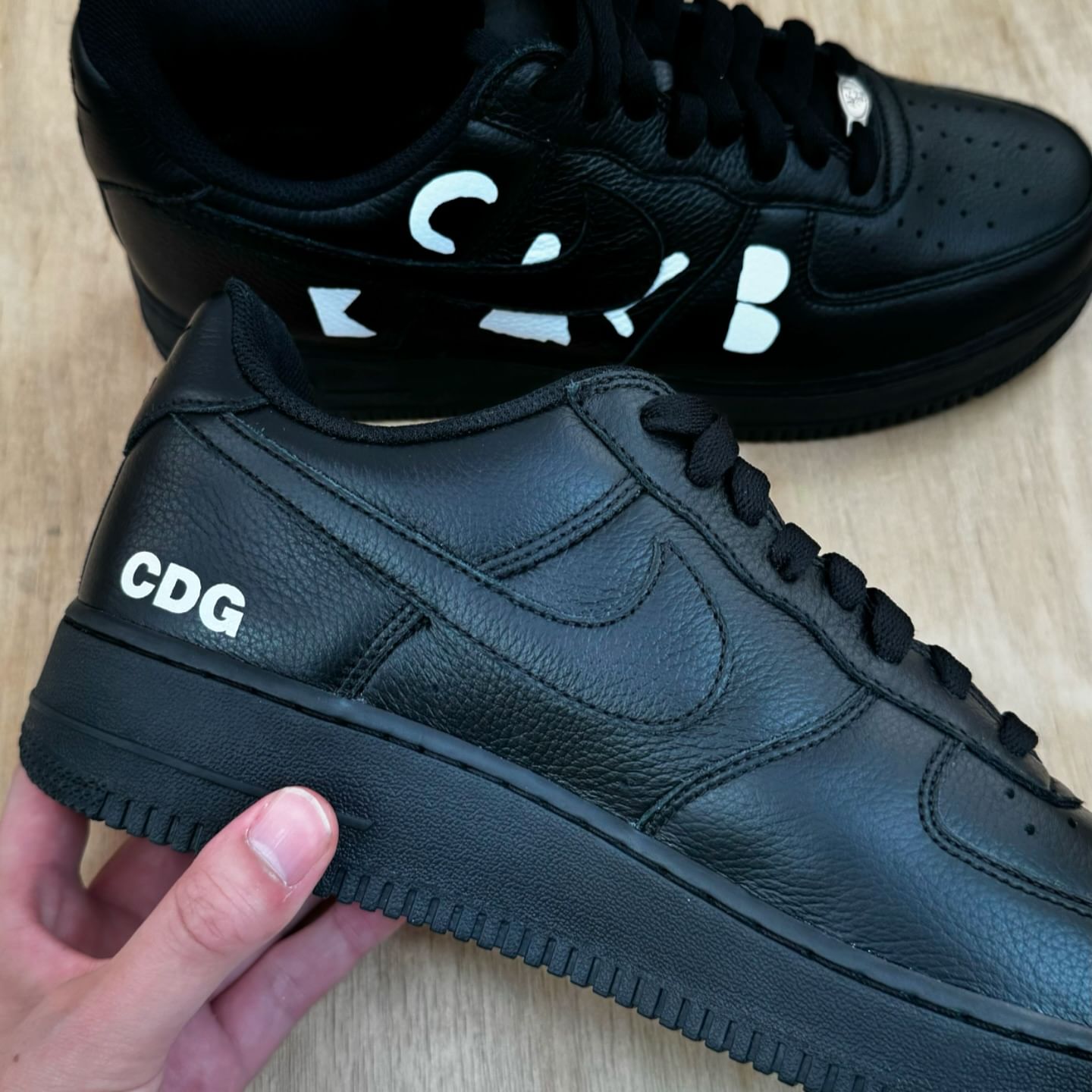 BLACK COMME des GARÇONS × NIKE AIR FORCE 1 LOW が2025年に発売予定