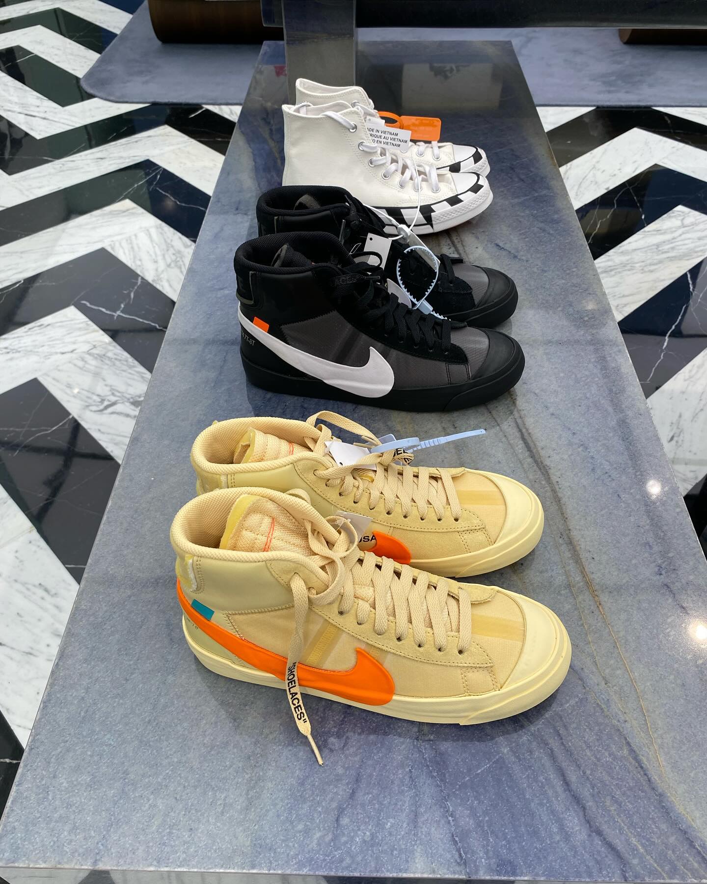 Off-White™ ストアにて NIKE とのコラボスニーカーが大量リストック