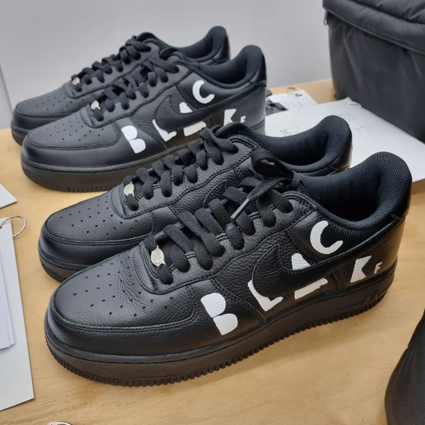 BLACK COMME des GARÇONS × NIKE AIR FORCE 1 LOW のディテール画像が公開