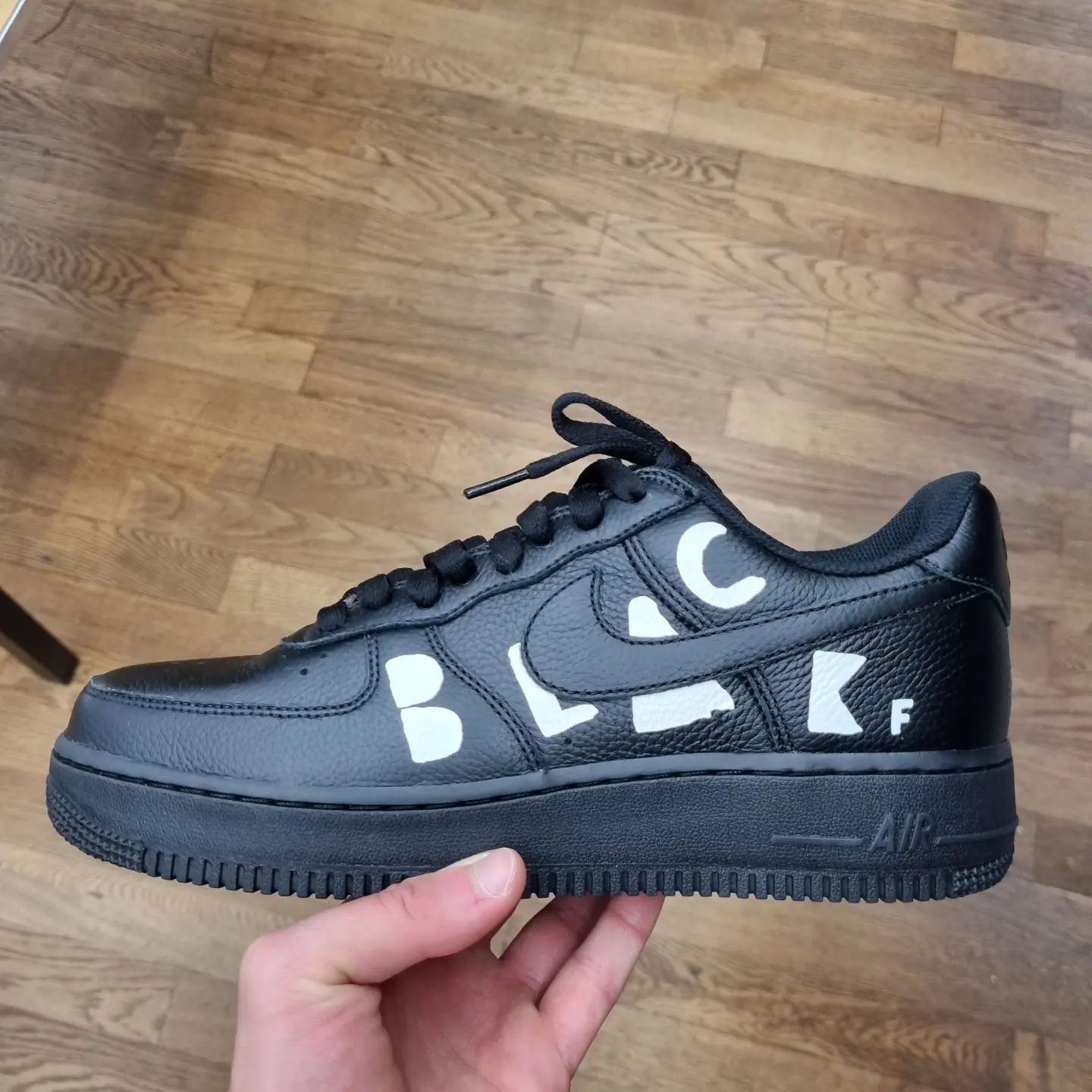 BLACK COMME des GARÇONS × NIKE AIR FORCE 1 LOW のディテール画像が公開