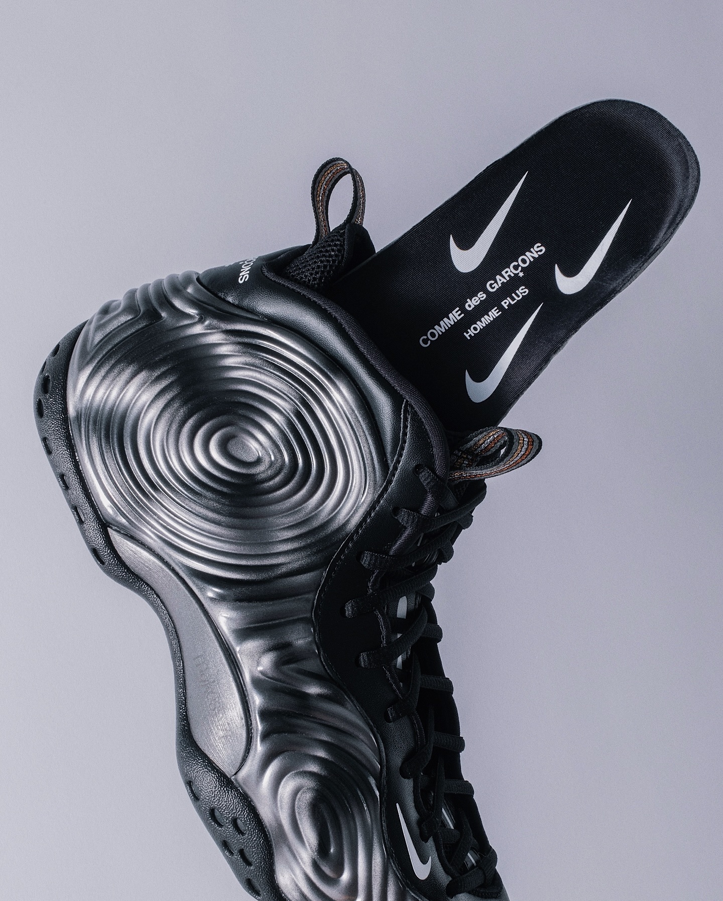 COMME des GARÇONS HOMME PLUS × NIKE AIR FOAMPOSITE ONE “Olympic” の最新画像が公開