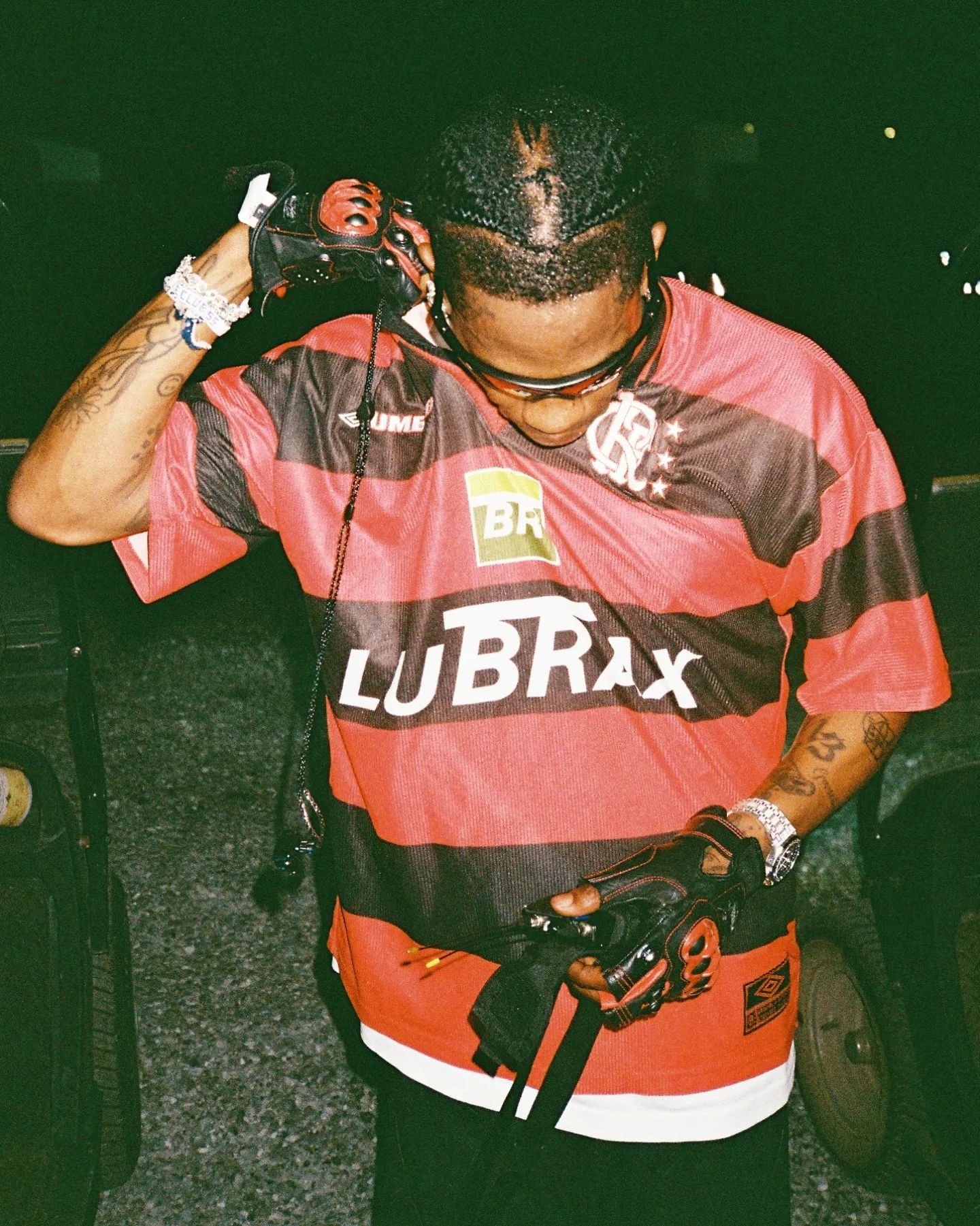 Travis Scott が UMBRO のサッカージャージを着用