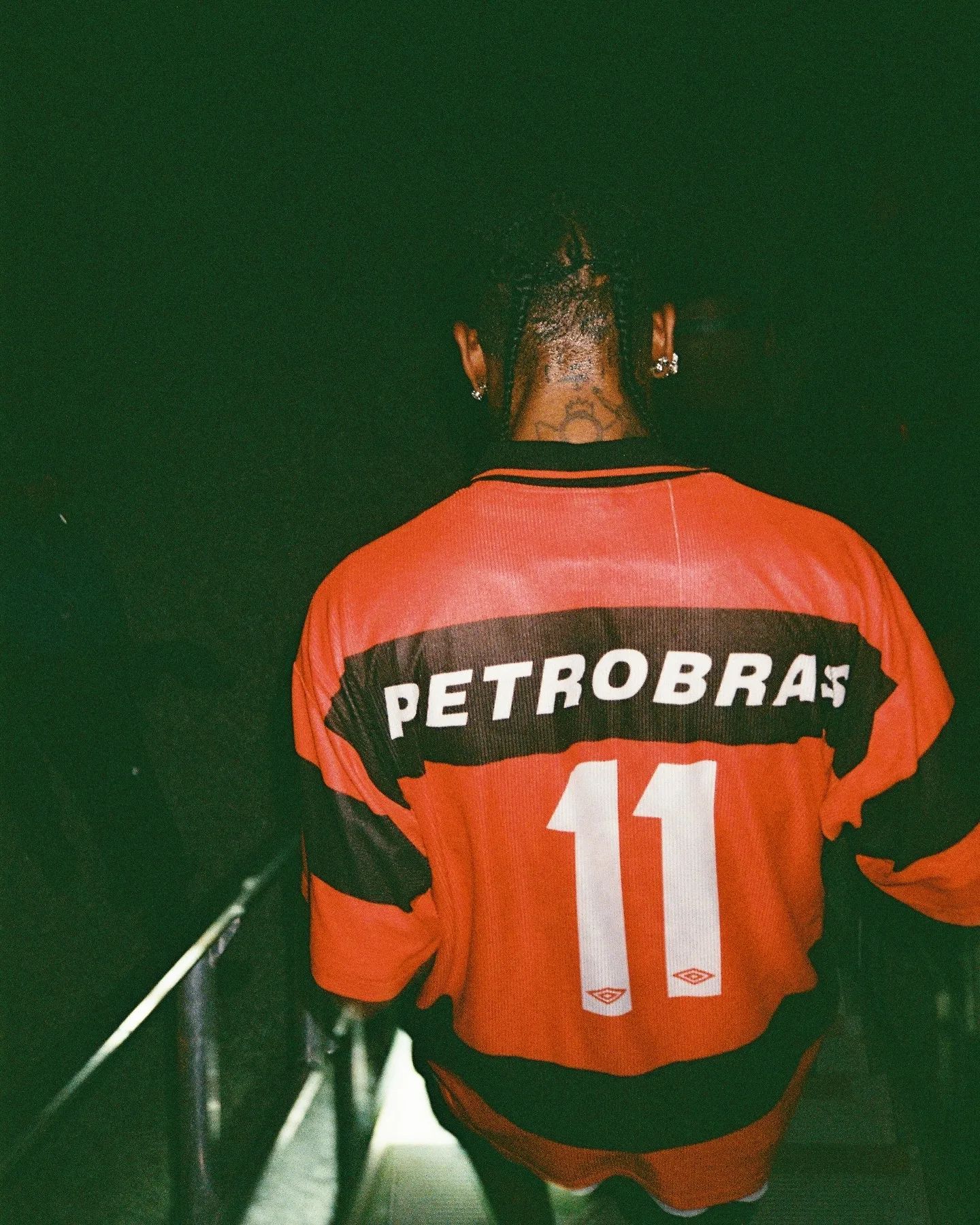 Travis Scott が UMBRO のサッカージャージを着用