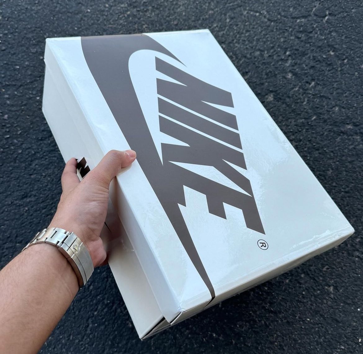 Travis Scott × NIKE AIR JORDAN 1 LOW “Velvet Brown” のシューボックスが公開