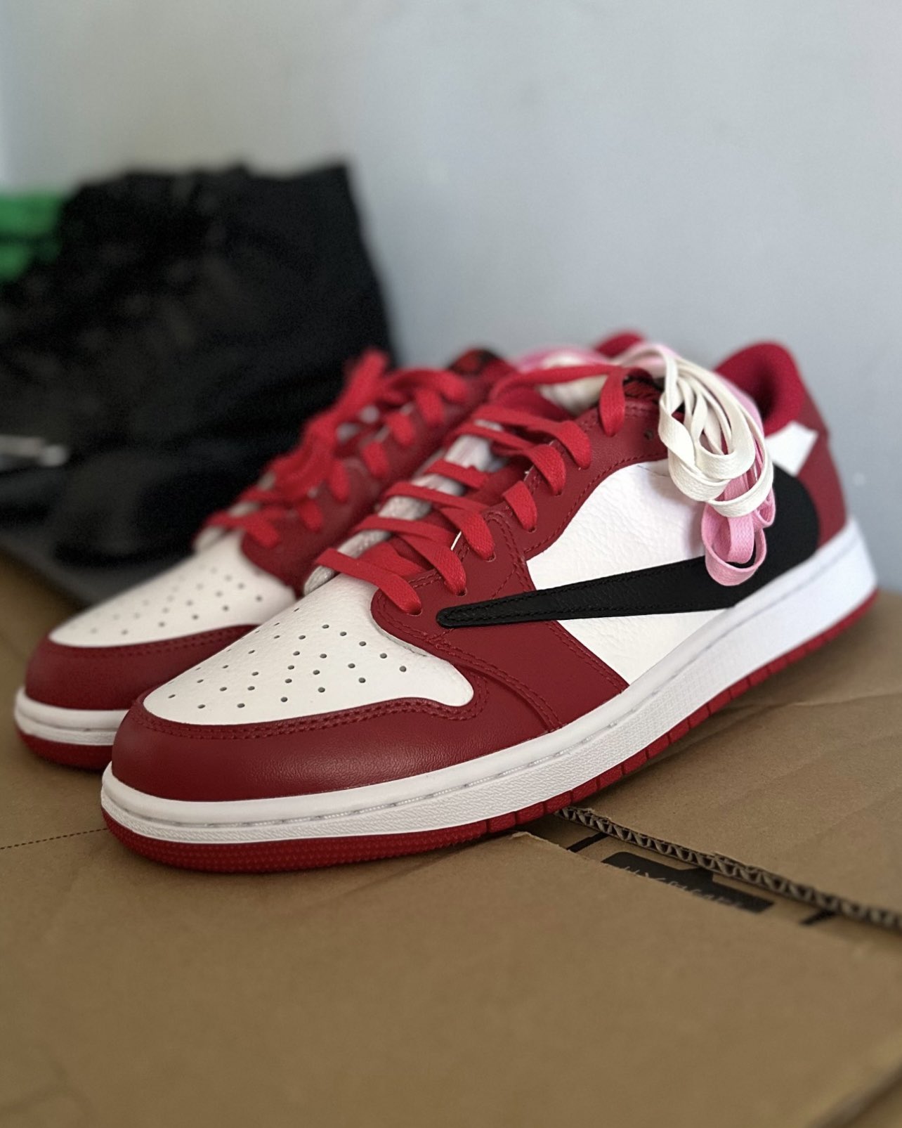 Travis Scott × NIKE AIR JORDAN 1 LOW “Chicago” のリリース情報が浮上