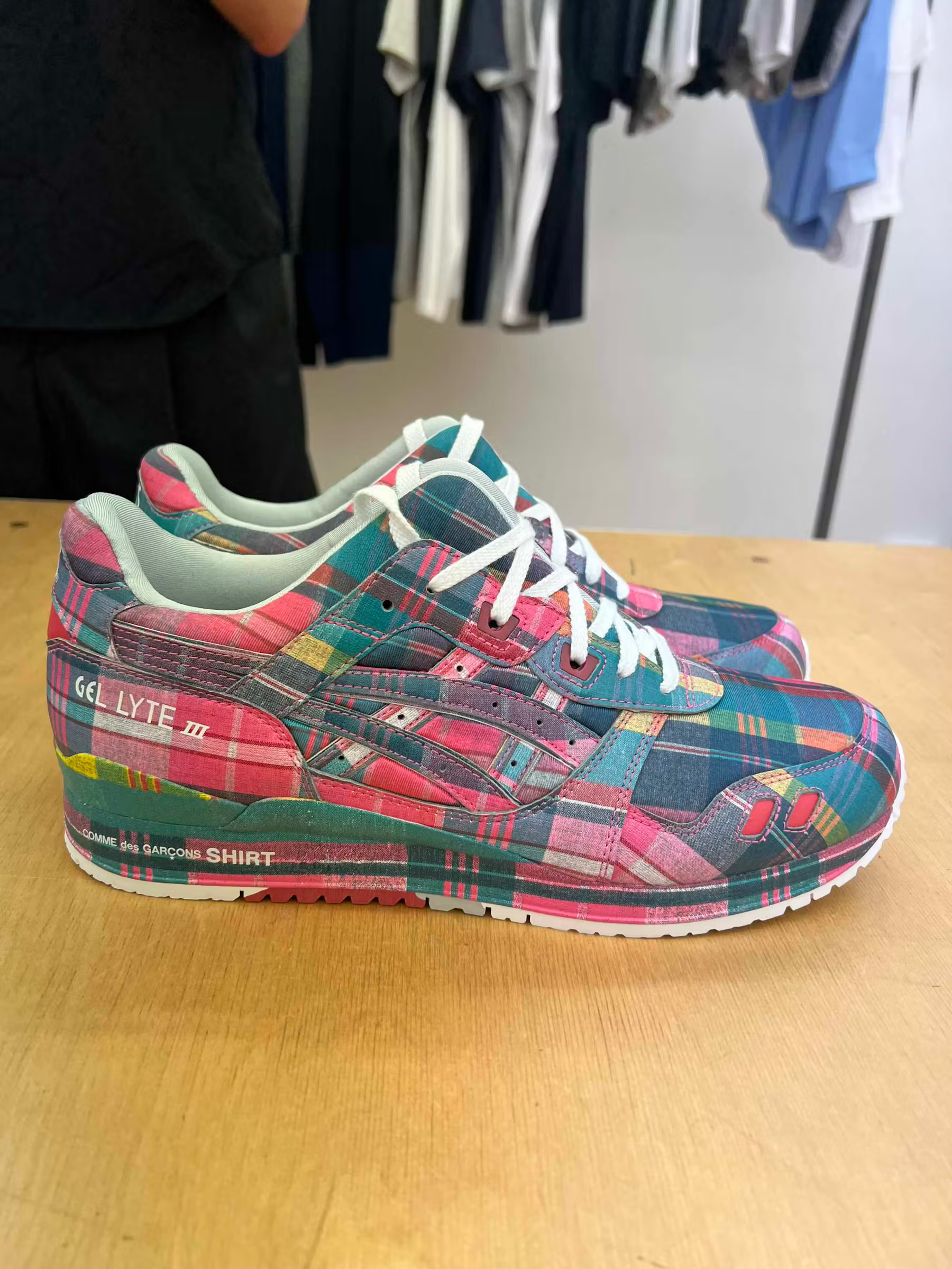 COMME des GARÇONS SHIRT × ASICS GEL-LYTE III "Tartan Check" が2025年に発売予定