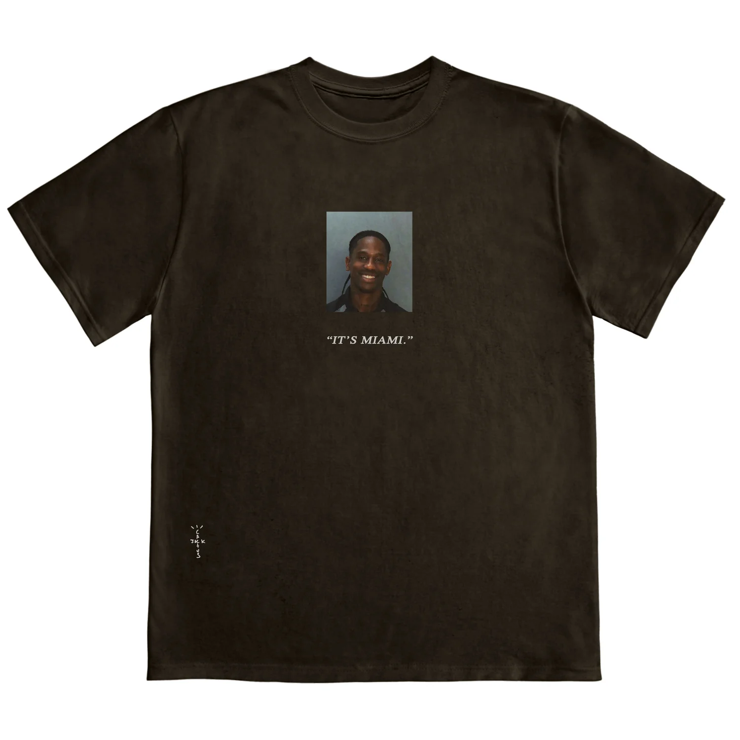 Travis Scott の逮捕Tシャツがゲリラリリース