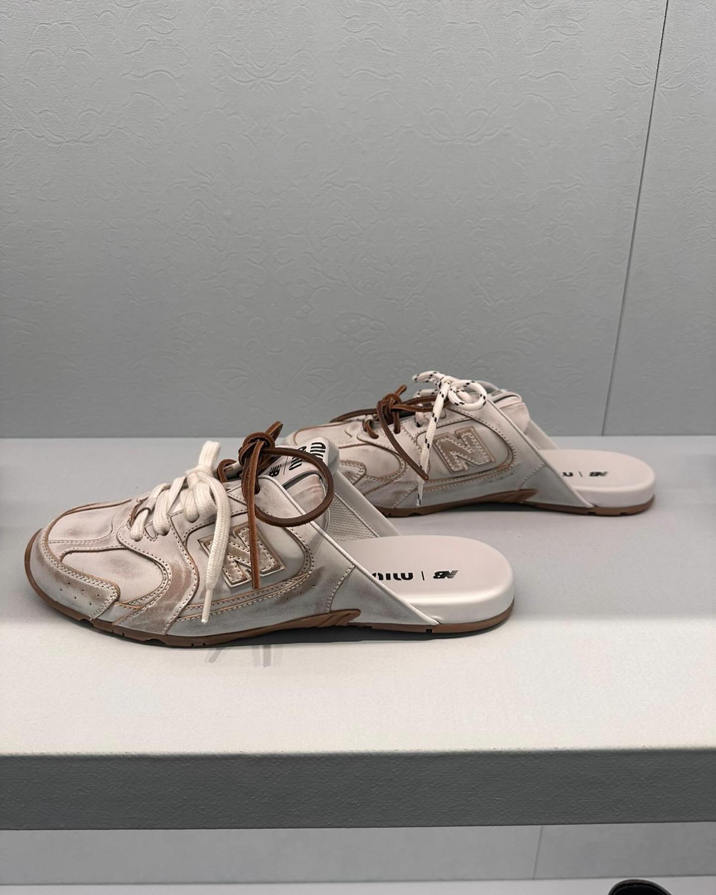 MIU MIU × New Balance の新作コラボシューズ 530 MULE が公開