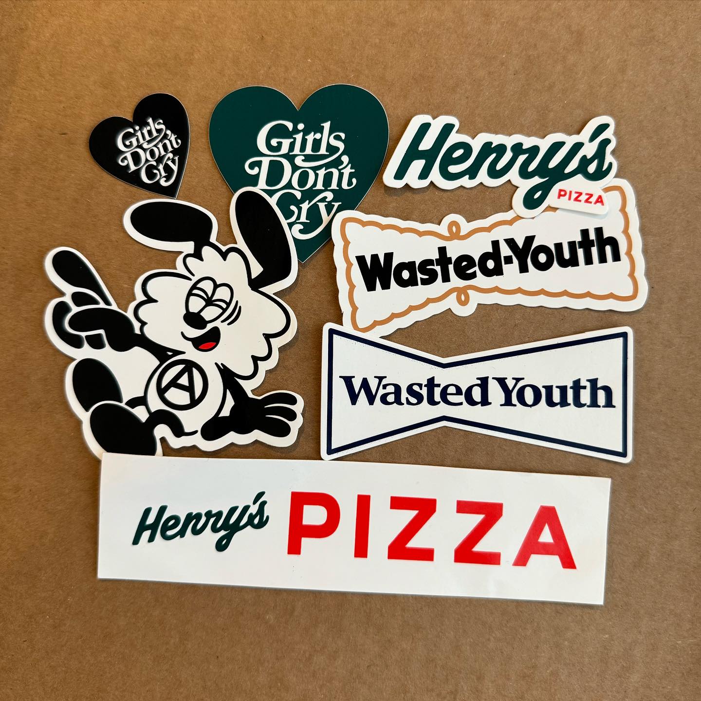 VERDY のピザショップ Henry's PIZZA から NEW STICKER SETが登場