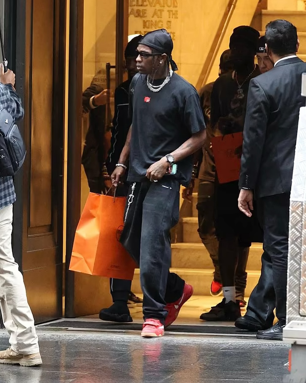 Travis Scott が JORDAN JUMPMAN JACK “Red Gum” を着用