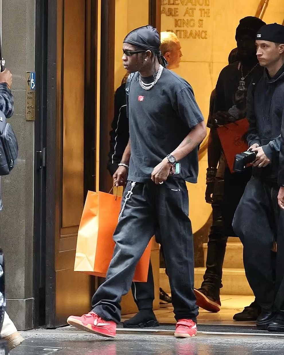 Travis Scott が JORDAN JUMPMAN JACK “Red Gum” を着用