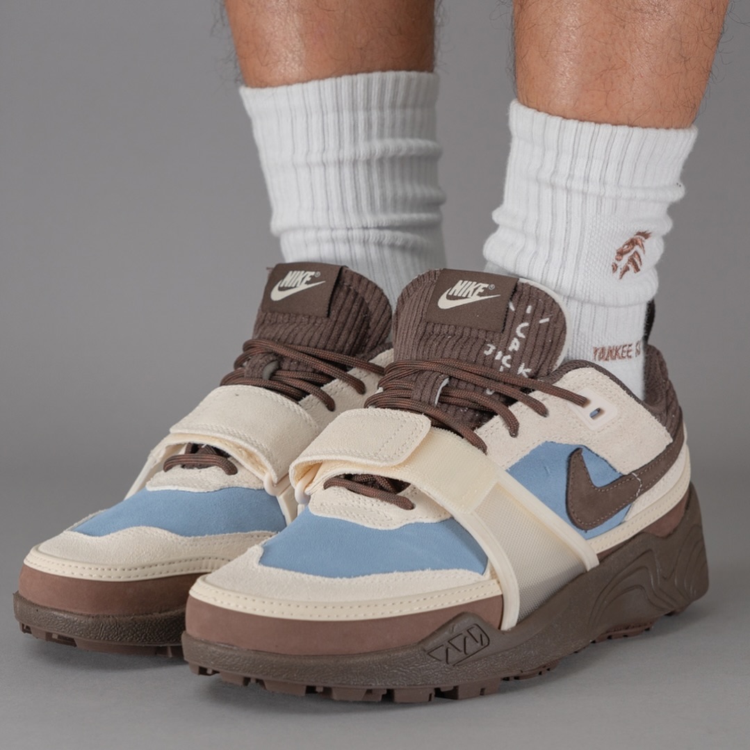 Travis Scott × NIKE ZOOM FIELD JAXX “Leche Blue” の着用ヴィジュアルが公開