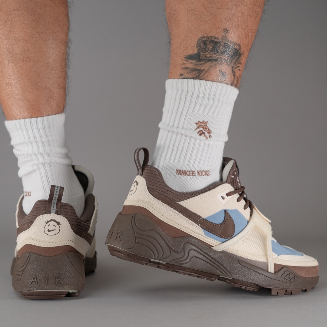 Travis Scott × NIKE ZOOM FIELD JAXX “Leche Blue” の着用ヴィジュアルが公開