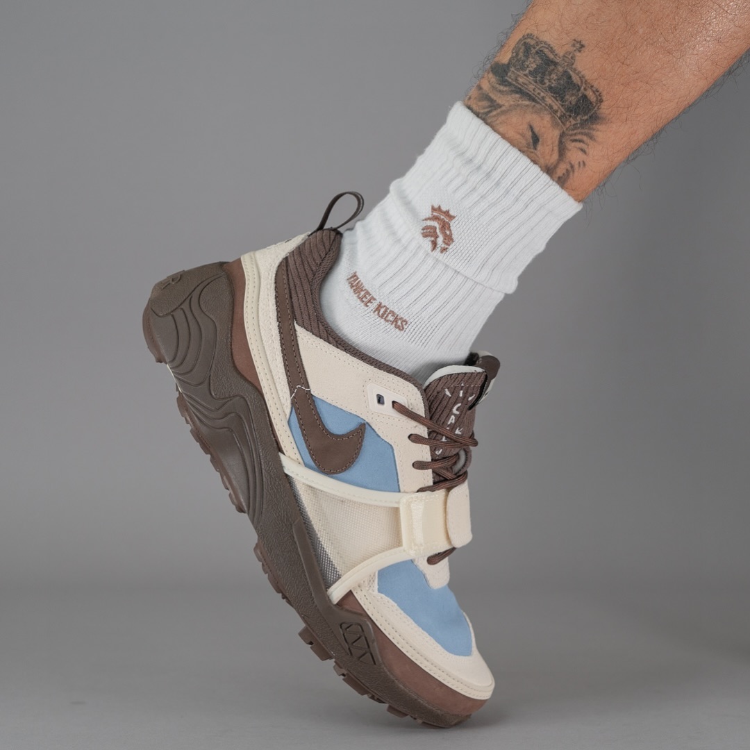 Travis Scott × NIKE ZOOM FIELD JAXX “Leche Blue” の着用ヴィジュアルが公開