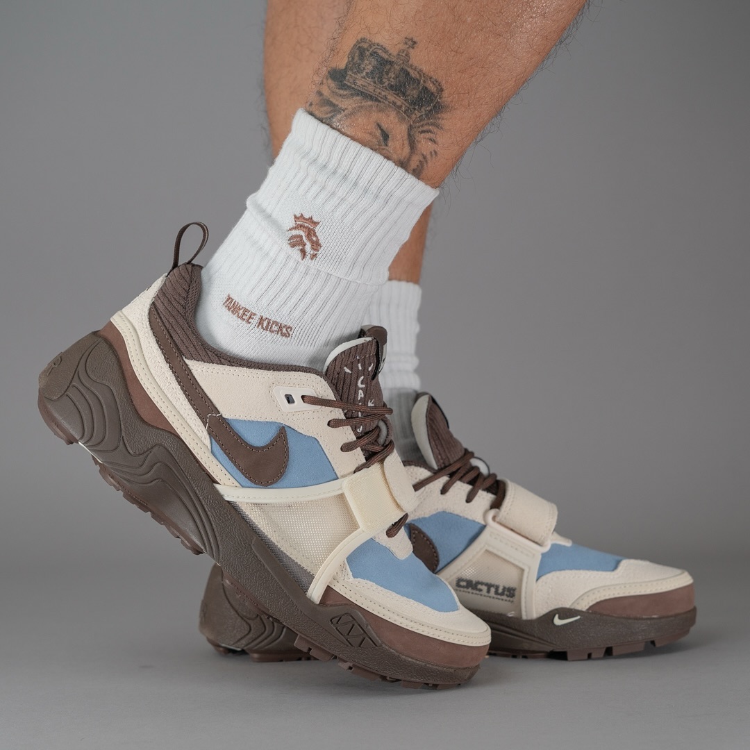 Travis Scott × NIKE ZOOM FIELD JAXX “Leche Blue” の着用ヴィジュアルが公開