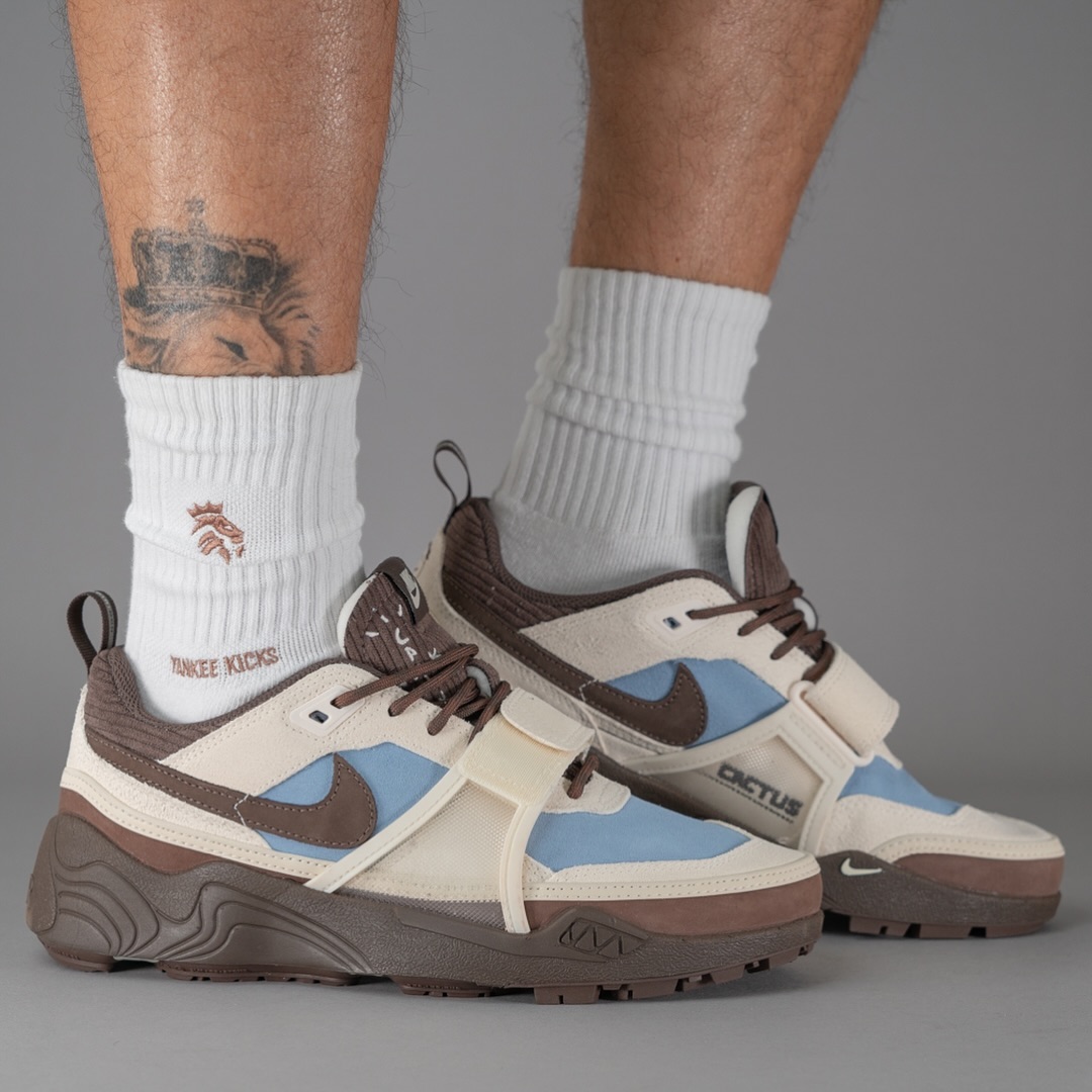 Travis Scott × NIKE ZOOM FIELD JAXX “Leche Blue” の着用ヴィジュアルが公開