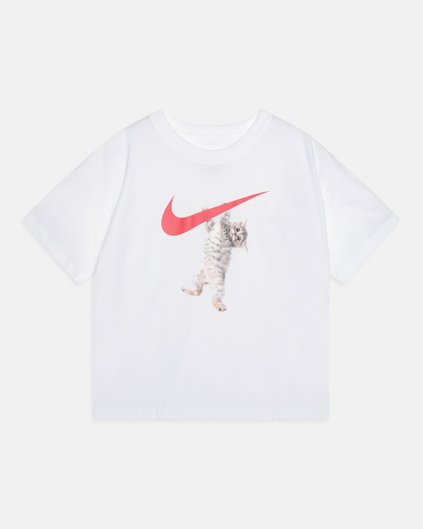 NIKE より猫のグラフィックが可愛い新作Tシャツが発売