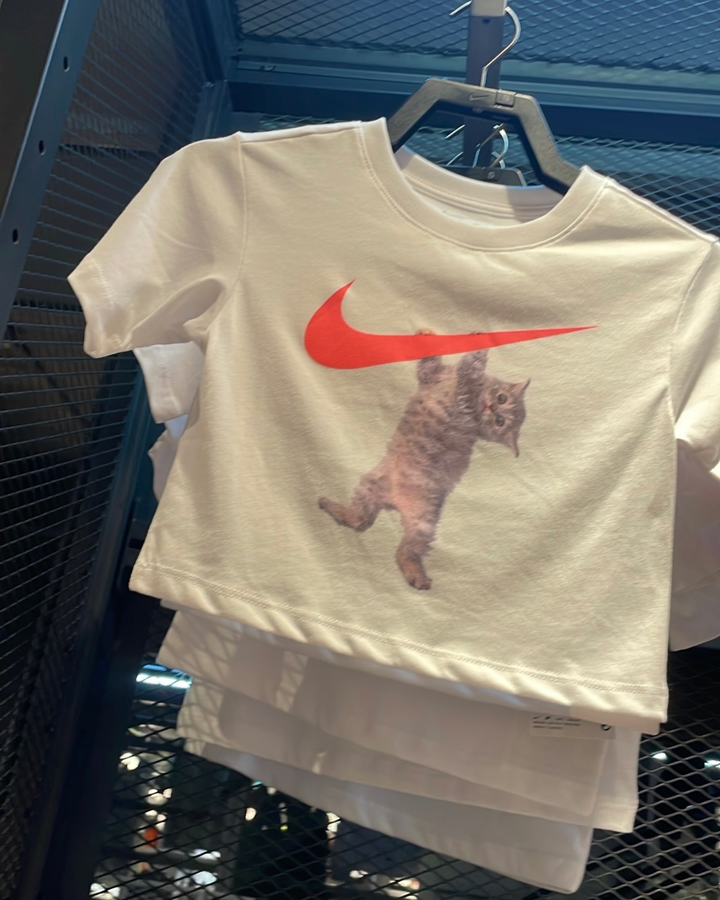 NIKE より猫のグラフィックが可愛い新作Tシャツが発売