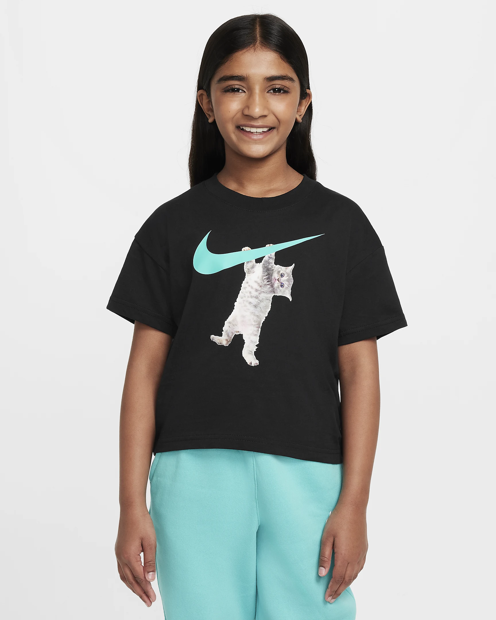 NIKE より猫のグラフィックが可愛い新作Tシャツが発売