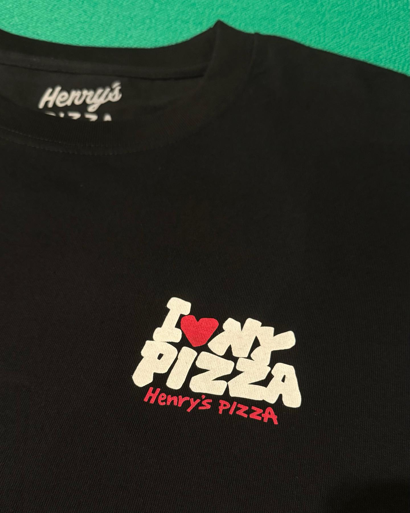 VERDY のピザショップ Henry’s PIZZA から新作Tシャツが発売