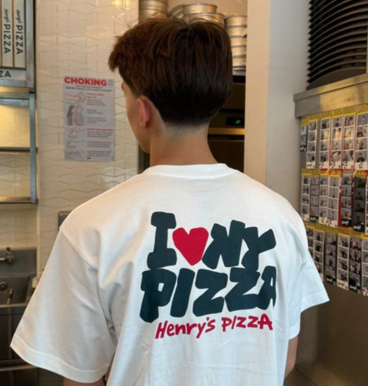 VERDY のピザショップ Henry’s PIZZA から新作Tシャツが発売