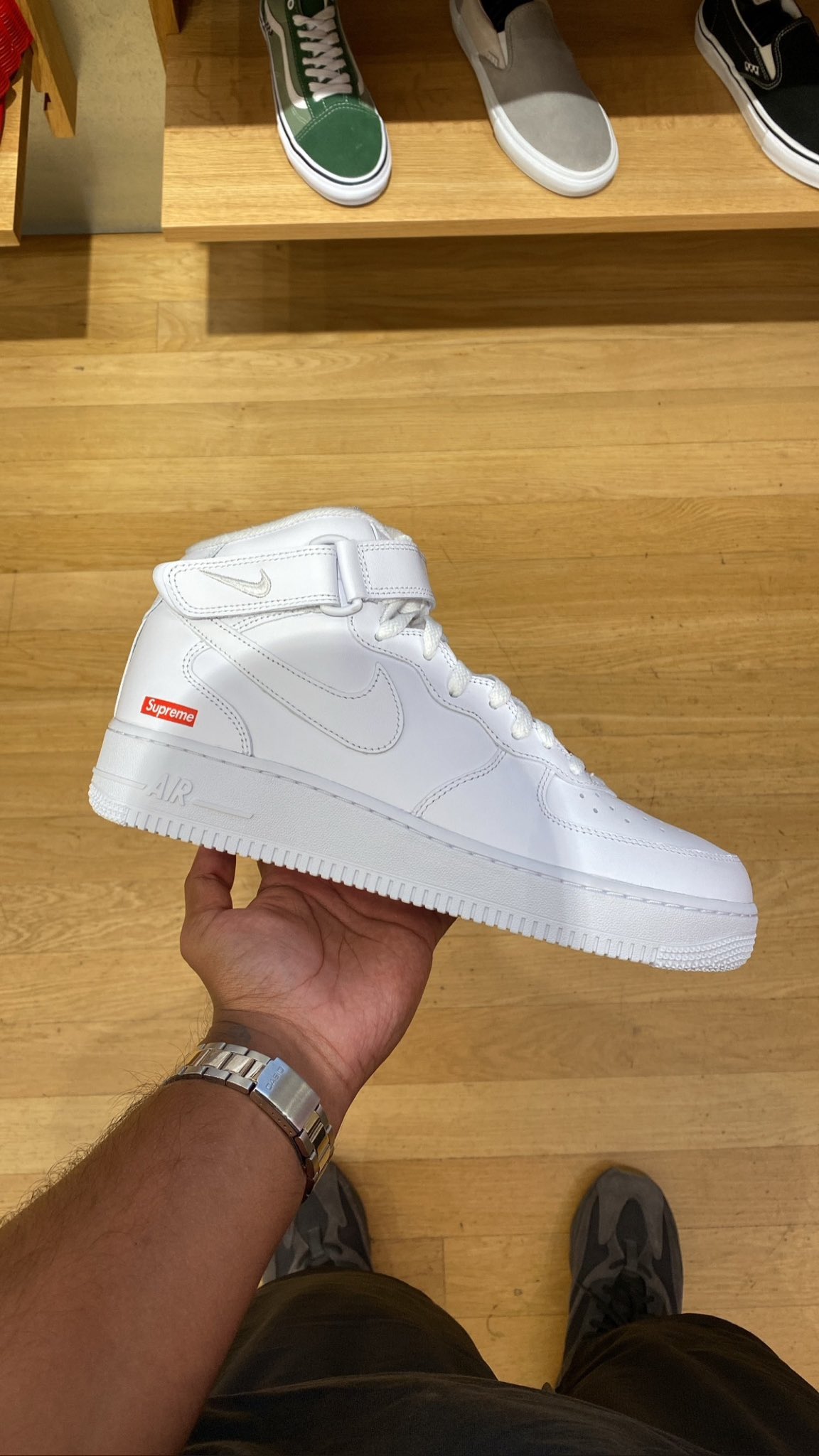 DSMG が Supreme × NIKE AIR FORCE 1 MID の販売方法を発表