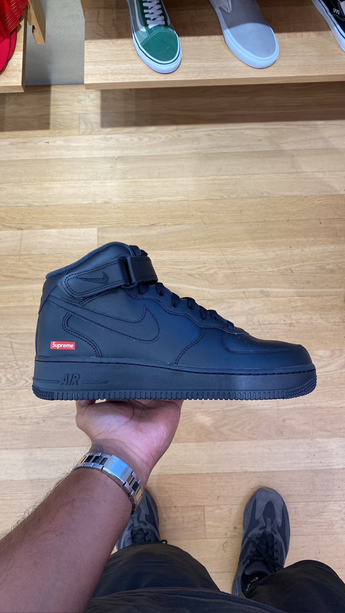 DSMG が Supreme × NIKE AIR FORCE 1 MID の販売方法を発表