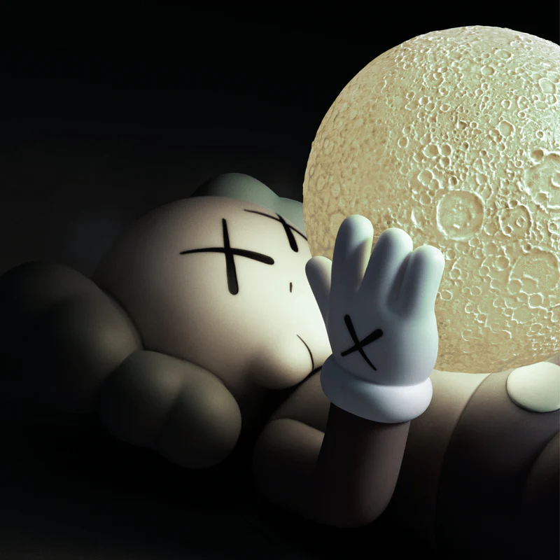 KAWS が KAWS:HOLIDAY の公式マーチャンダイズを発売