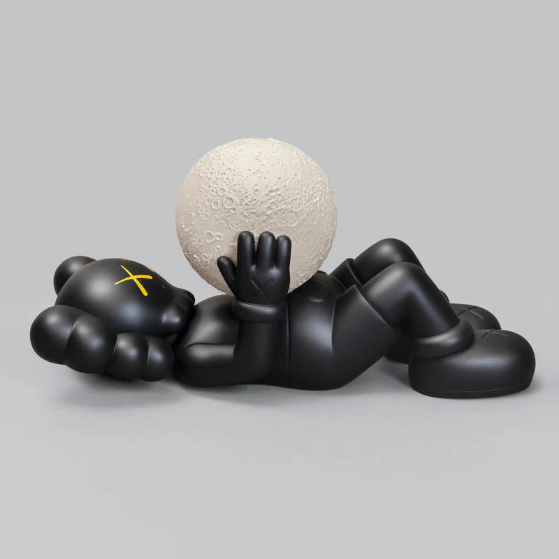 KAWS が KAWS:HOLIDAY の公式マーチャンダイズを発売