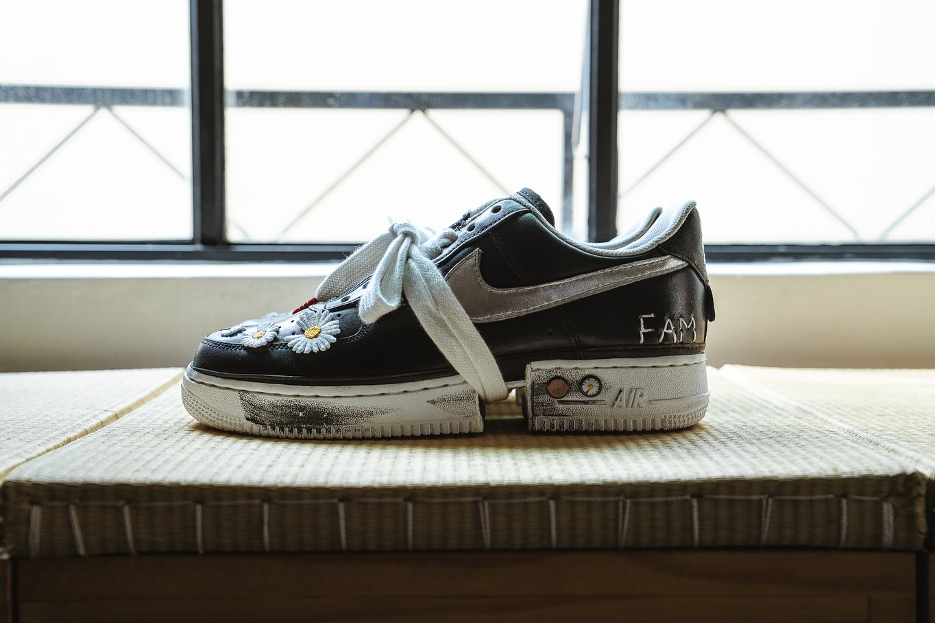 G-DRAGON が PEACEMINUSONE × NIKE AIR FORCE 1 “Para-noise 3.0” の特別モデルを着用