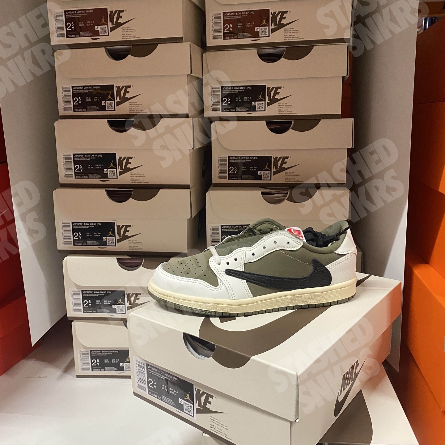 Travis Scott × NIKE AIR JORDAN 1 LOW “OLIVE” が ナイキ 倉庫に到着