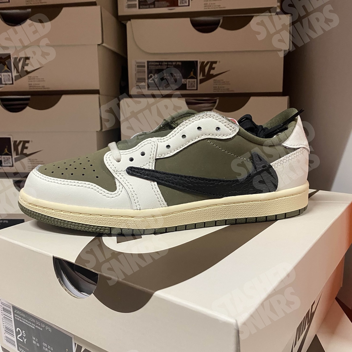 Travis Scott × NIKE AIR JORDAN 1 LOW “OLIVE” が ナイキ 倉庫に到着