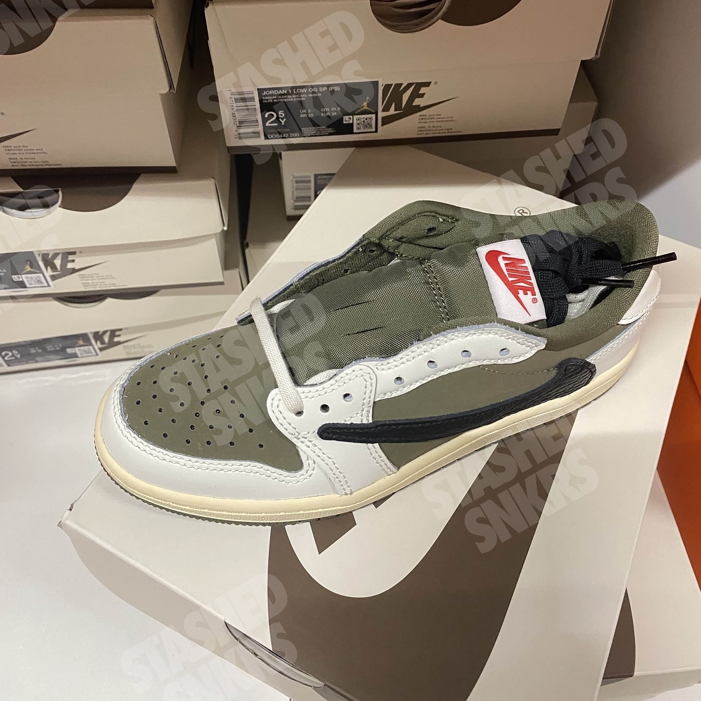 Travis Scott × NIKE AIR JORDAN 1 LOW “OLIVE” が ナイキ 倉庫に到着