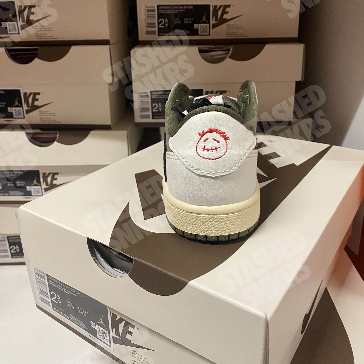 Travis Scott × NIKE AIR JORDAN 1 LOW “OLIVE” が ナイキ 倉庫に到着