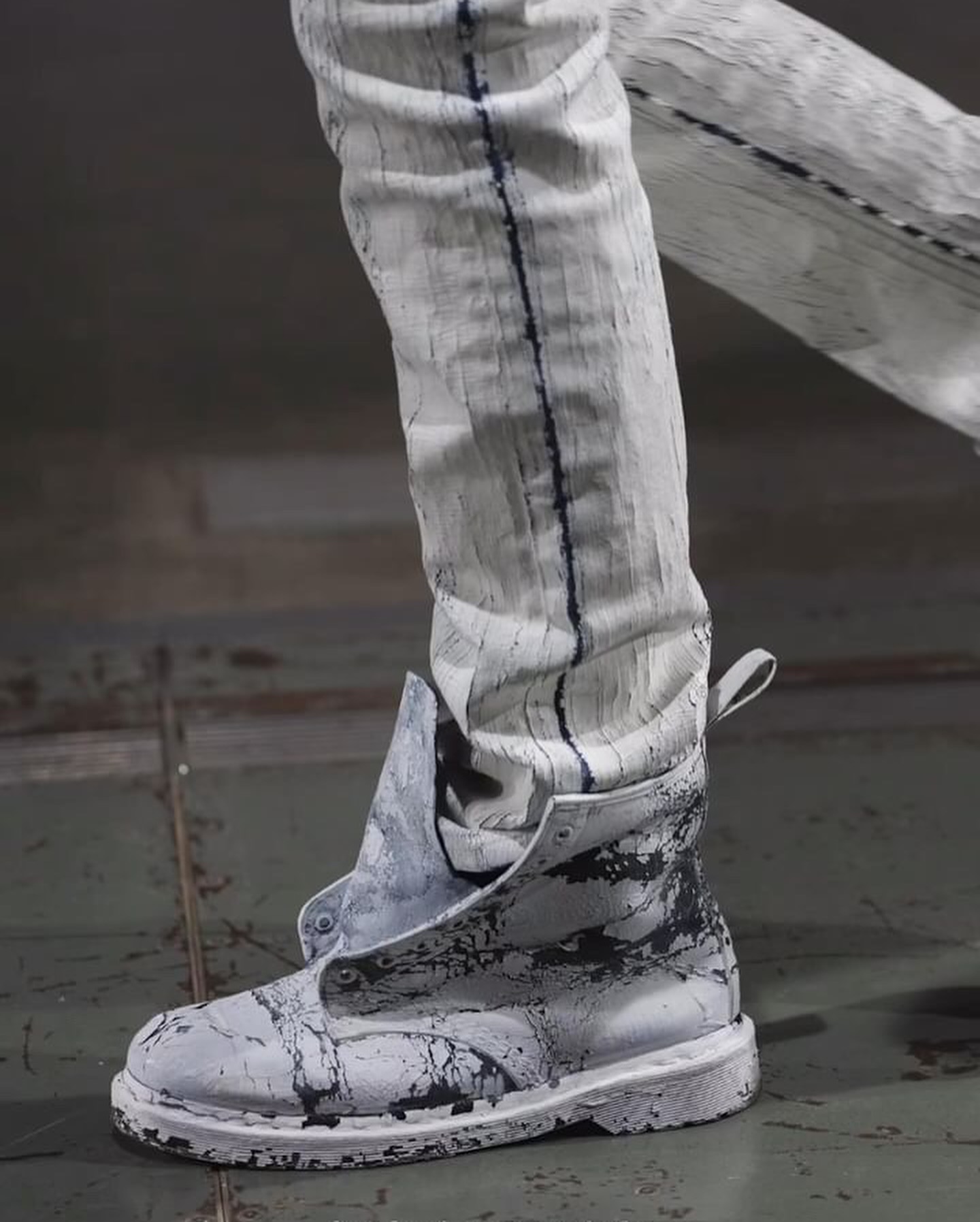 MM6 Maison Margiela × Dr. Martens のコラボによる8ホールブーツが正式発表