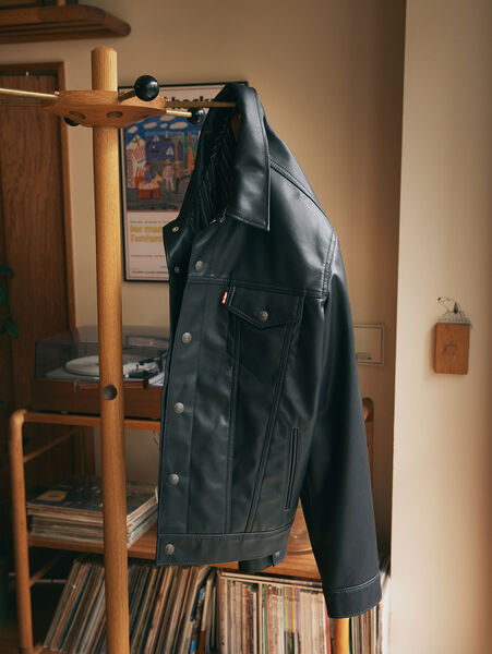 Levi’s® より日本限定レザートラッカージャケットが登場