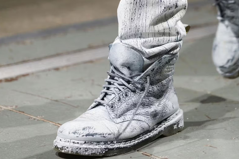 MM6 Maison Margiela × Dr. Martens のコラボによる8ホールブーツが正式発表