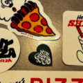 VERDY のピザショップ Henry’s PIZZA からニューステッカーが登場