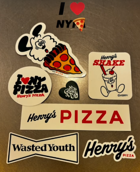 VERDY のピザショップ Henry’s PIZZA からニューステッカーが登場